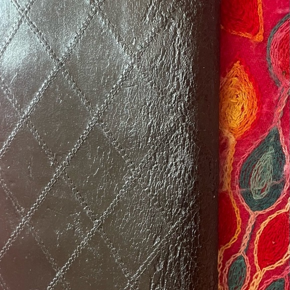 Chanel lamb skin caviar leather black wallet. Approximately 7 x 4“. GUC. - Picture 4 of 11